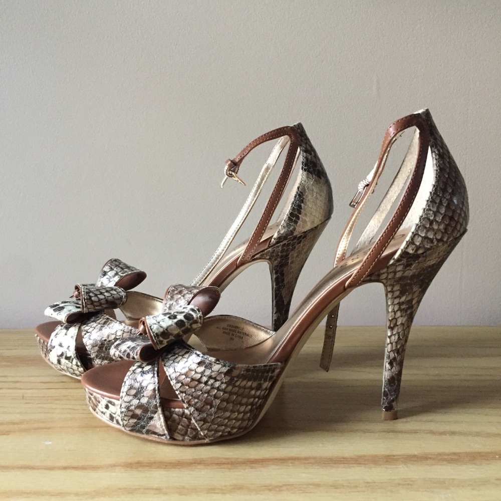 💫? GUESS ?💫 Faux Snake Skin Pumps - Picture 2 of 7